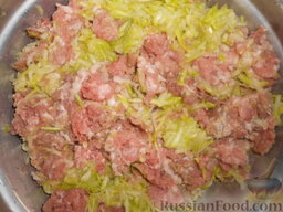 Мясные котлеты с кабачками: В миску добавить мясной фарш. (Я использовала свиной фарш, но хочу отметить, что с куриным получается гораздо вкуснее и нежнее.)