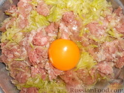 Мясные котлеты с кабачками: Добавить куриное яйцо.