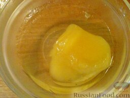 Огуречный лимонад: Вскипятить и немного остудить воду. В интенсивно теплой воде растворить мед. Залить огуречно-лимонную смесь и оставить огуречный лимонад на 30-40 минут в холодильнике.