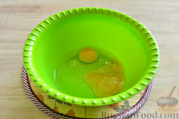 Заливной пирог со свежей сливой: Как приготовить заливной пирог со сливой:    В подходящую миску разбиваем заявленное количество куриных яиц.