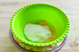 Заливной пирог со свежей сливой: Подсыпаем к куриным яйцам сахарный песок.