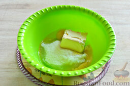 Заливной пирог со свежей сливой: Следом переправляем в миску размягченное сливочное масло.