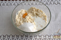Пирог с персиками и безе: Вводим сырое яйцо, сахар (50 грамм) и кефир. Последний продукт в рецепте можем заменить сметаной.