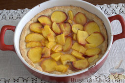 Пирог с персиками и безе: Отправляем массу в духовку (180 градусов). Выпекаем пирог с персиками 17-22 минуты.