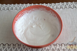 Пирог с персиками и безе: Взбиваем сырой белок (1 шт.) с сахаром (50 грамм).