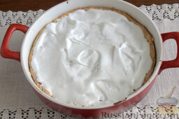 Пирог с персиками и безе: Покрываем подготовленный десерт белой массой. Готовим еще 20-25 минут (температура 120 градусов).