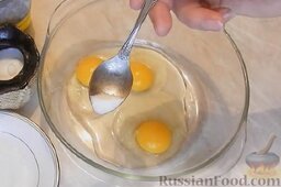 Омлет "Антошка" (в пакете): Как приготовить омлет в пакете:    В миску вбить 3 яйца, посолить.