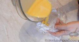 Омлет "Антошка" (в пакете): Взять рукав для запекания и с одной стороны закрепить рукав зажимом. Вылить яичную смесь в получившийся пакет.