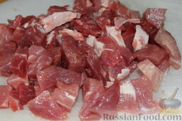 Перловая каша с мясом и овощами (в мультиварке): Мясо порезать на мелкие кусочки.