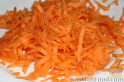 Перловая каша с мясом и овощами (в мультиварке): Морковь потереть на крупной терке.