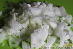 Перловая каша с мясом и овощами (в мультиварке): Лук мелко порезать.
