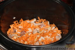 Перловая каша с мясом и овощами (в мультиварке): Налить в чашу мультиварки растительное масло, через минуту выложить мясо, морковь и лук.