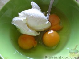 Сырные гренки: Яйца смешайте со сметаной, добавьте мускатный орех и черный молотый перчик.