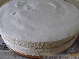 Классический торт "Птичье молоко": Достаньте торт из холодильника, лезвием ножа отделите края торта от бортиков формы. Снимите форму.   Готовый торт 
