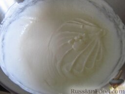 Классический торт "Птичье молоко": Не переставая взбивать, постепенно введите теплый желатин. А потом добавьте масляный крем. Хорошо перемешайте. Суфле готово.