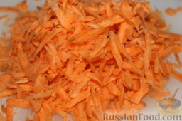 Цуккини, фаршированные пшеничной кашей и баклажанами: Потереть морковь на крупной терке.