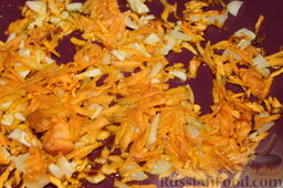 Цуккини, фаршированные пшеничной кашей и баклажанами: Обжарить морковь и чеснок на растительном масле.
