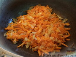 Овощное рагу из кабачков, картошки, цветной капусты: Очистить, вымыть лук и морковь. Лук мелко нарезать, морковь натереть на крупной терке.  Разогреть казанок, влить растительное масло. В горячее масло выложить лук и морковь. Готовить, помешивая, на среднем огне, до прозрачности лука (1-2 минуты).