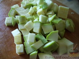 Овощное рагу из кабачков, картошки, цветной капусты: Кабачок вымыть, нарезать кубиками (1х1 см)  или кружочками.