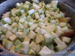 Овощное рагу из кабачков, картошки, цветной капусты: В казанок выложить кабачки и цветную капусту. Посолить, поперчить. Накрыть крышкой и тушить рагу овощное с картошкой около 15 минут, или до готовности овощей, периодически помешивая.
