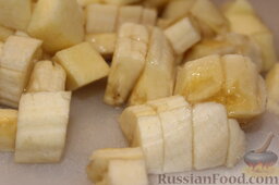 Овсяная каша с фруктами в карамели (в мультиварке): Измельчить банан.
