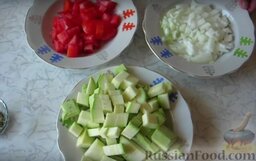 Киш по-провански: Нарезаем средним кубиком лук, кабачки и помидоры.