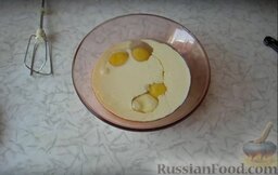 Киш по-провански: Соединяем яйца со сливками и, посолив, немного взбиваем их кулинарным венчиком или миксером.