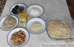 Гранола (запеченные мюсли) с орехами и черносливом: Подготовить ингредиенты для гранолы с орехами и черносливом.   Семечки заранее обжарить на сухой сковороде.