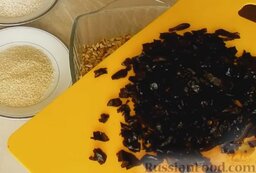 Гранола (запеченные мюсли) с орехами и черносливом: Чернослив нарезать маленькими кусочками. И отправить в миску к геркулесу.