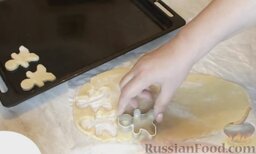 Медовое печенье с корицей: С помощью формочек вырезать печенье. (Если у вас нет формочек, можно использовать обычный стакан или стопку.)   Обрезки теста собрать, затем еще раз замесить, раскатать скалкой и вырезать печенье.