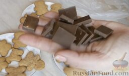 Медовое печенье с корицей: Украсить печенье можно растопленным шоколадом. Для этого разломать плитку шоколада на небольшие кусочки и поместить в целлофановый пакет.
