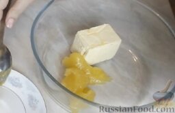 Медовое печенье с корицей: В отдельную миску поместить сливочное масло и мёд.  Слегка растопить на водяной бане или поместить в микроволновку на 10-20 секунд.