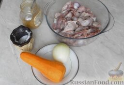 Куриные желудки, тушенные в глиняном горшочке: Подготовить ингредиенты для приготовления куриных желудков в горшочке.   Лук и морковь почистить, помыть. Желудки хорошо вымыть.