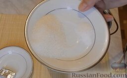 Дрожжевое тесто в хлебопечке: Сверху высыпать сахар и соль.