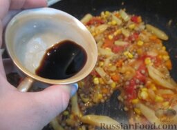 Рагу с помидорами, чечевицей и кукурузой: Добавить соевый соус.