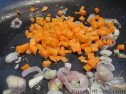 Рагу с помидорами, чечевицей и кукурузой: Мелкими кубиками измельчить морковь, слегка обжарить кубики с луком и чесноком.