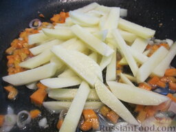 Рагу с помидорами, чечевицей и кукурузой: Пришла очередь картофеля. Измельчить его средней соломкой, томить на медленном огне.