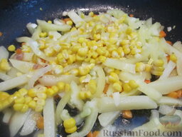 Рагу с помидорами, чечевицей и кукурузой: Добавить кукурузу и нарезанный болгарский перец в сковороду с овощами.