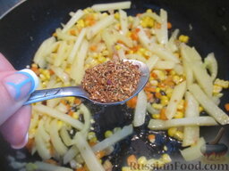 Рагу с помидорами, чечевицей и кукурузой: Приправить овощное рагу с картошкой, перцем и кукурузой.