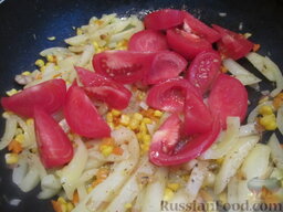 Рагу с помидорами, чечевицей и кукурузой: Нарезать помидоры и добавить их в рагу. Периодически помешивая, довести все практически до готовности.