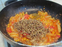 Рагу с помидорами, чечевицей и кукурузой: Слить воду с чечевицы. Высыпать ее в общую сковороду. Тушить все вместе еще 7 минут.