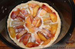 Пирог с нектаринами и яблоками (в мультиварке): Смешать ванилин с сахаром (20 г) и сверху обсыпать фрукты.