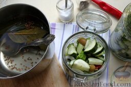 Острый маринованный салат из огурцов: Переливаем маринад горячим; накрываем крышкой.