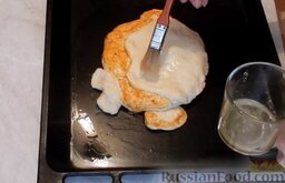 Пирог "Смайлик" из дрожжевого теста, с капустой и рисом: Остальные части смазать белком.