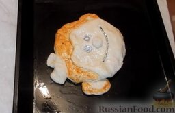 Пирог "Смайлик" из дрожжевого теста, с капустой и рисом: Из маленького кусочка теста скатать шарик и сделать 