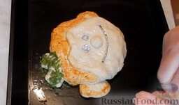 Пирог "Смайлик" из дрожжевого теста, с капустой и рисом: Зелень помыть и измельчить. Бантик посыпать рубленой зеленью.