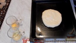Пирог "Смайлик" из дрожжевого теста, с капустой и рисом: На смазанный растительным маслом противень поместить пирог и слегка приплюснуть.