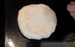Пирог "Смайлик" из дрожжевого теста, с капустой и рисом: Из самой большой части теста сделать 
