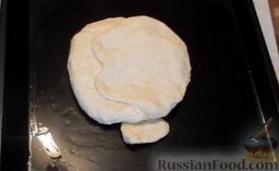 Пирог "Смайлик" из дрожжевого теста, с капустой и рисом: Из 2-х маленьких частей сделать 