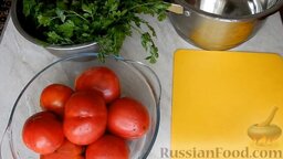 Замороженные помидоры с зеленью на зиму: Подготовить ингредиенты для замороженных помидоров.